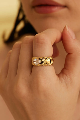 1.0CT OVAL-CUT LAB-GROWN DIAMOND PRISMATIC ALLURE RING IN 14K YELLOW GOLDD