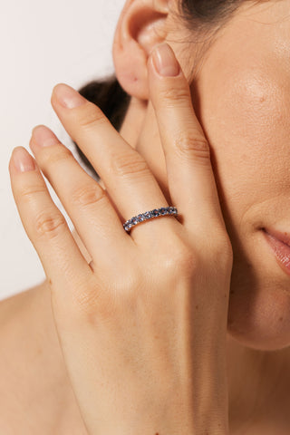 ROUND-CUT LAB-GROWN CORNFLOWER SAPPHIRE VIBRANT ETERNITY RING IN 18K GOLD